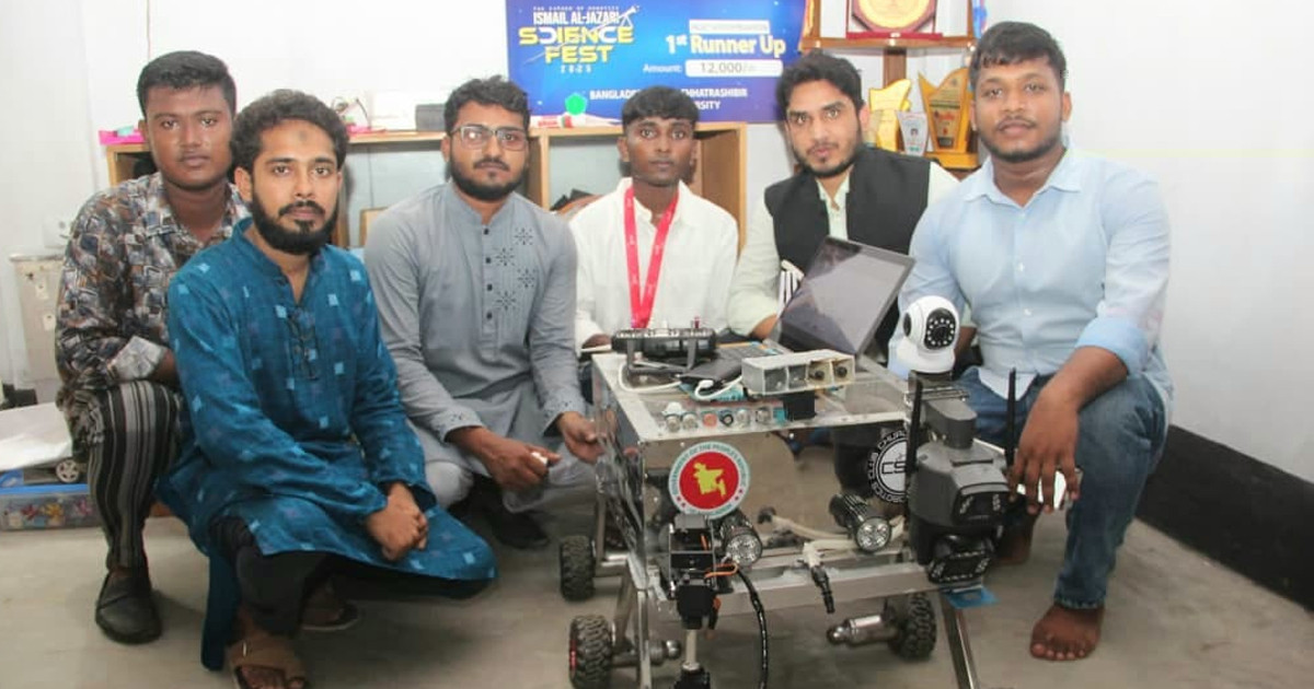 ‘হেক্সাগার্ড রোভার’ রোবটের উদ্ভাবক তরুণ জিহাদ-এর পাশে দাঁড়ালেন তারেক রহমান