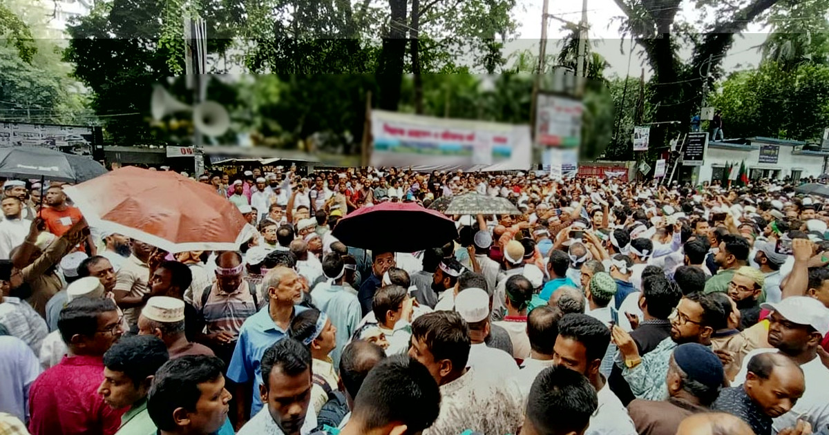 জাতীয় প্রেসক্লাবের সামনে এমপিওভুক্ত শিক্ষকদের অবস্থান