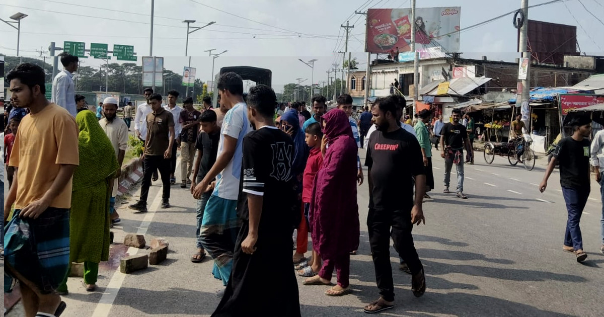 বাসের ধাক্কায় মারা গেলেন মীম, সড়ক অবরোধ শিক্ষার্থীদের