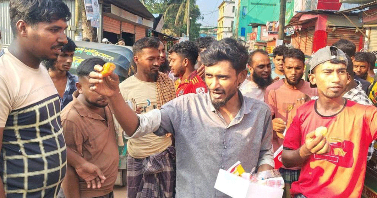 যুবলীগ নেতা গ্রেপ্তারের খবর শুনে অটোরিকশা চালকদের মিষ্টি বিতরণ