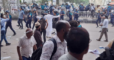 এমপিওভুক্ত শিক্ষকদের অবস্থান কর্মসূচি ঘিরে ধাওয়া-পাল্টা ধাওয়া