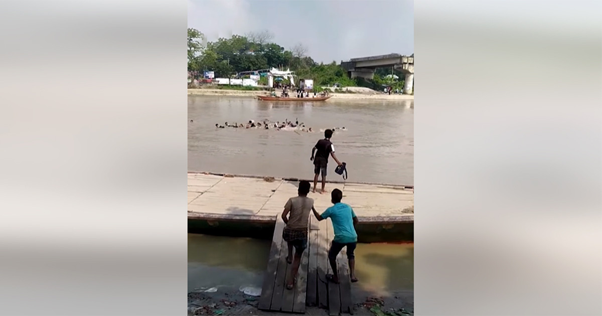 কীর্তিনাশা নদীতে ২০ যাত্রী নিয়ে ট্রলারডুবি
