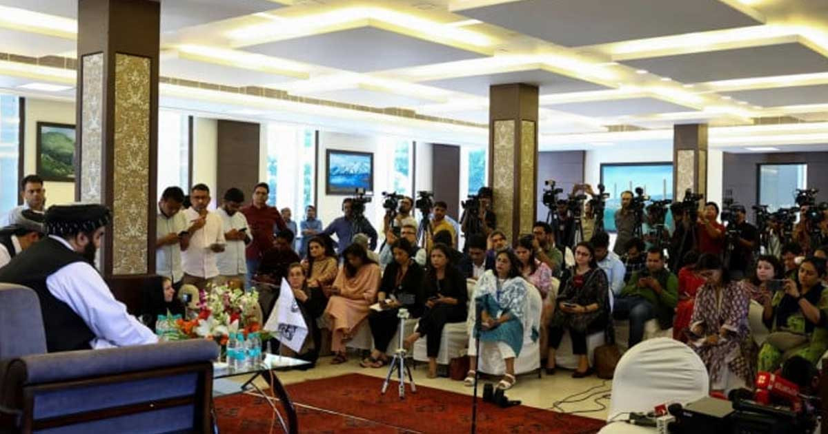 বিতর্কের জেরে দিল্লিতে নারী সাংবাদিকদের সামনের সারিতে বসিয়ে সংবাদ সম্মেলন তালেবান মন্ত্রীর