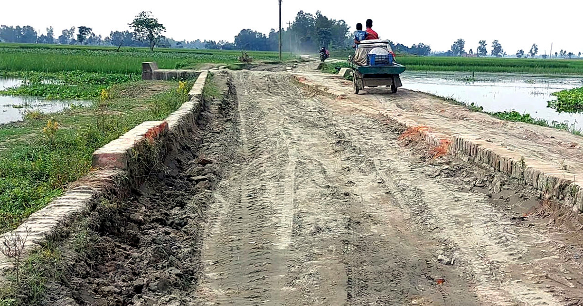 ৫ আগস্টের পর ঠিকাদার পলাতক, দেড় বছর রাস্তার কাজ বন্ধ