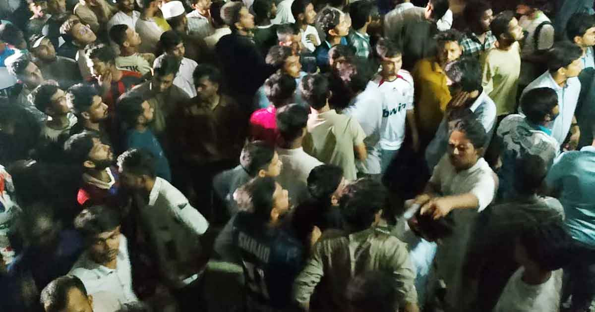 চাকসু ভোট নিয়ে ছাত্রদল-শিবিরের হট্টগোল, প্রো-ভিসি অবরুদ্ধ