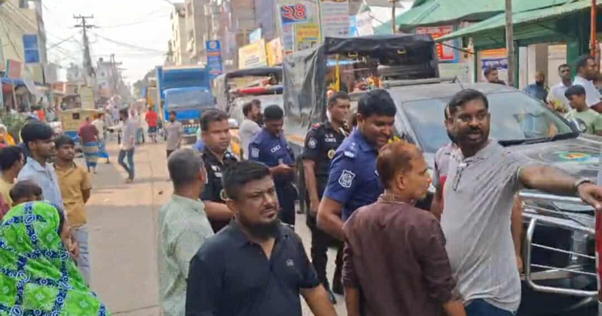 র‍্যাবের মোবাইল কোর্টের গাড়ি অবরুদ্ধ করল ব্যবসায়ীরা