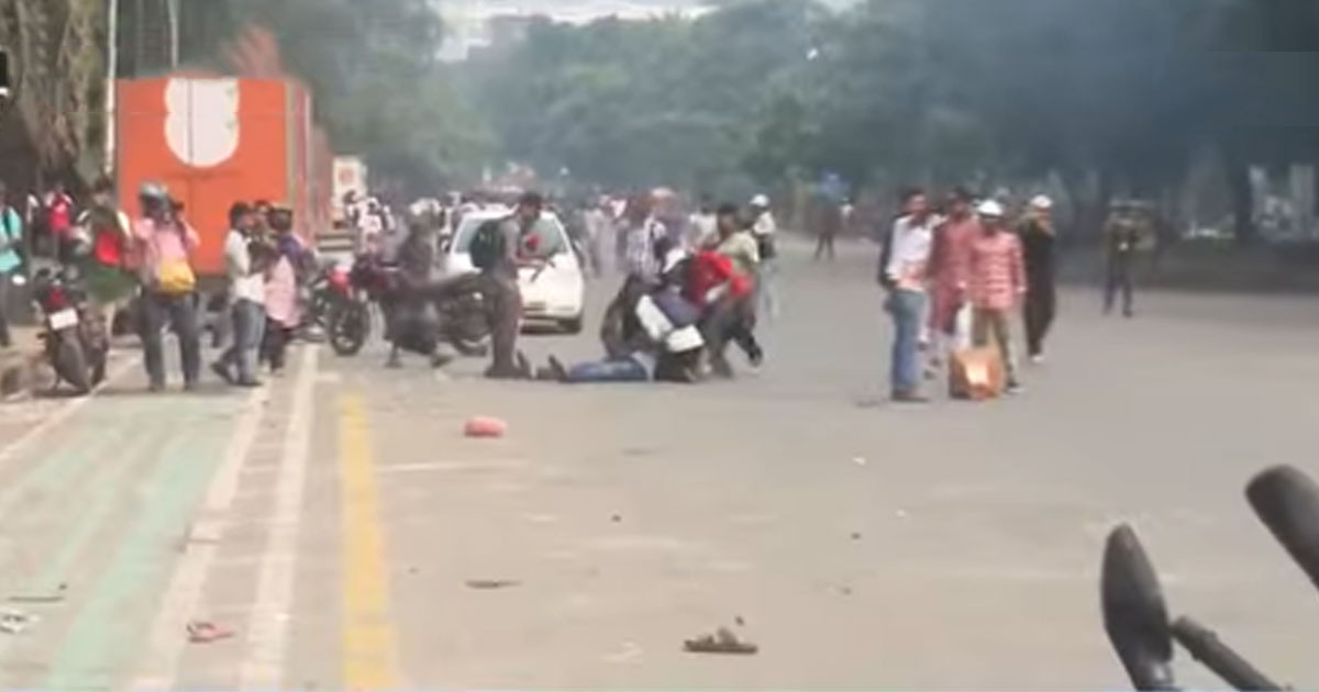 সংসদ ভবনের সামনে পুলিশ-জুলাই যোদ্ধাদের মধ্যে উত্তেজনা
