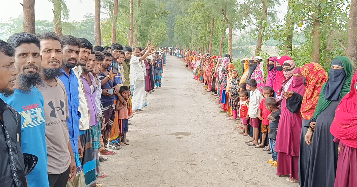 নোয়াখালীতে মেঘনা নদীর ভাঙন রোধে এলাকাবাসীর মানববন্ধন