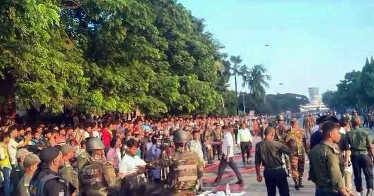 শাহজালাল বিমানবন্দর এলাকায় উৎসুক জনতার ভিড়