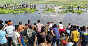 ঠাকুরগাঁওয়ে বাঁধে মাছ ধরার উৎসবে এসে হতাশ মাছ শিকারিরা