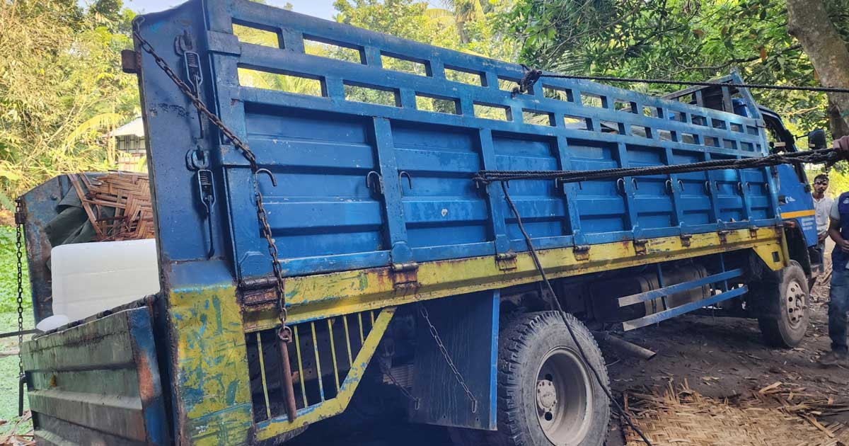 ইলিশ মজুদের উদ্দেশ্যে আনা এক ট্রাক বরফ জব্দ
