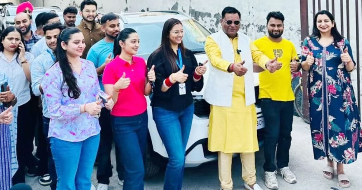 ৫১ কর্মীকে গাড়ি উপহার দিলেন কোম্পানির মালিক