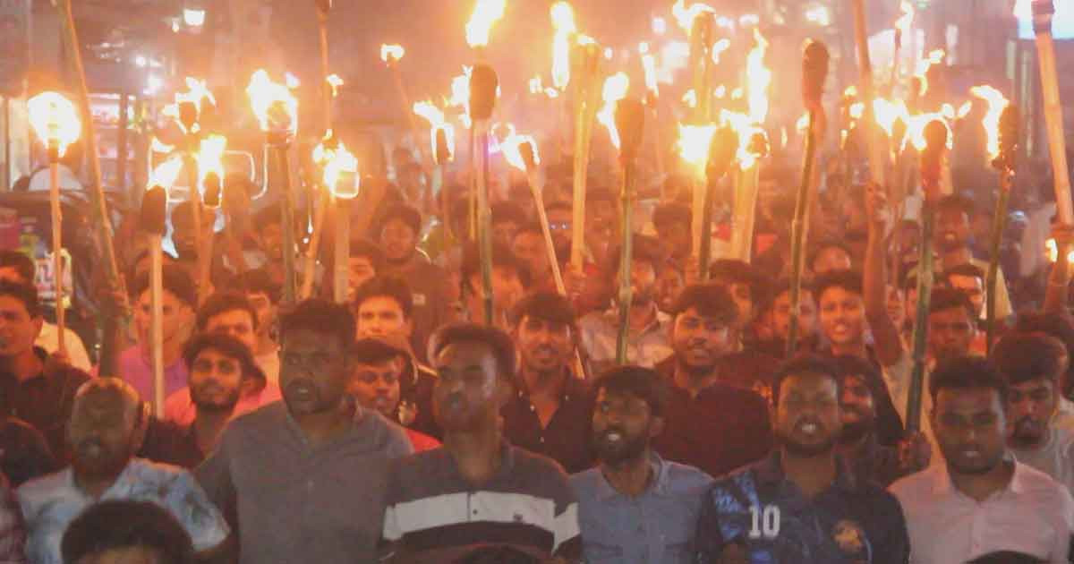 জগন্নাথ বিশ্ববিদ্যালয় ছাত্রদল নেতা জুবায়েদ হত্যার প্রতিবাদে পাবনায় মশাল মিছিল