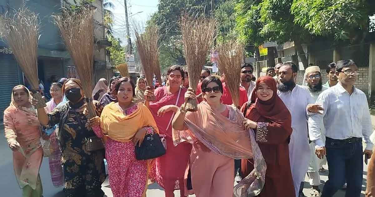 ফরিদপুরে এ কে আজাদের গ্রেপ্তার দাবিতে বিএনপির বিক্ষোভ ও ঝাড়ু মিছিল
