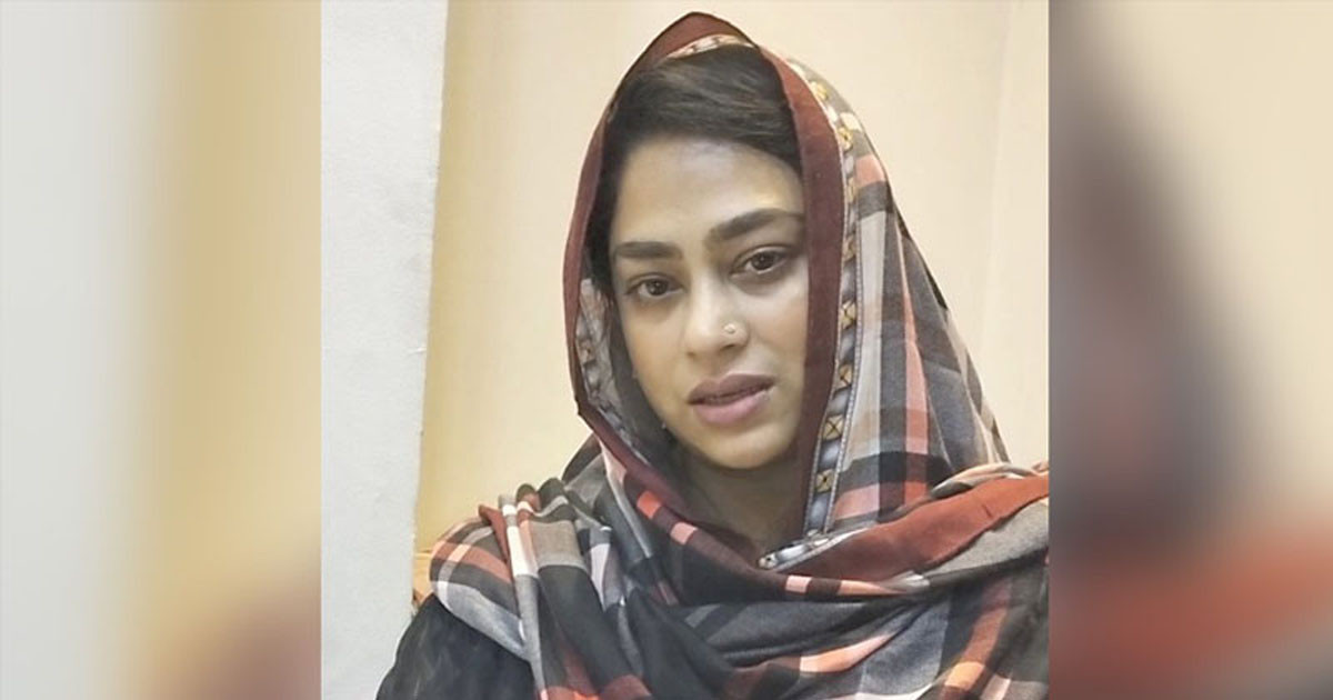 ওমরাহ করতে গেলেন চিত্রনায়িকা পপি