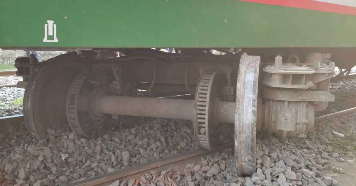 ট্রেনের ধাক্কায় ‘ঢালারচর এক্সপ্রেসের’ ২ বগি লাইনচ্যুত
