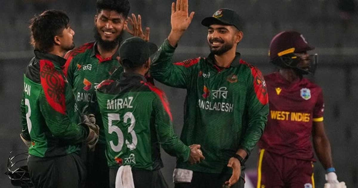 সাত উইকেট হারিয়ে চাপে ওয়েস্ট ইন্ডিজ