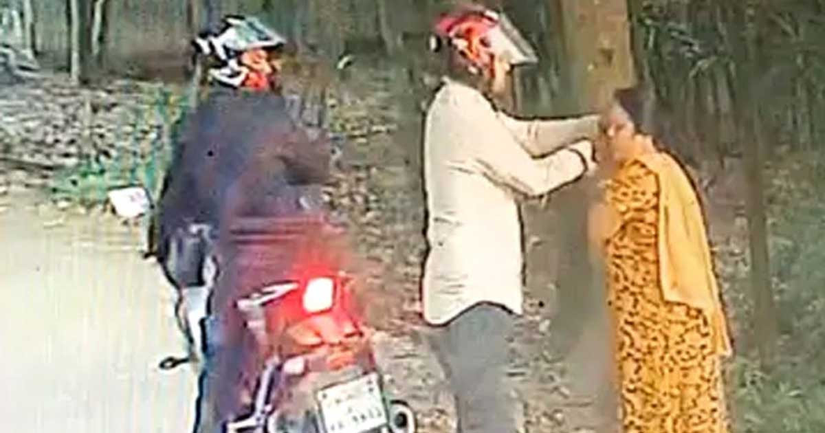দিনের আলোতে পিস্তল ঠেকিয়ে গৃহবধূর কানের দুল ছিনতাই