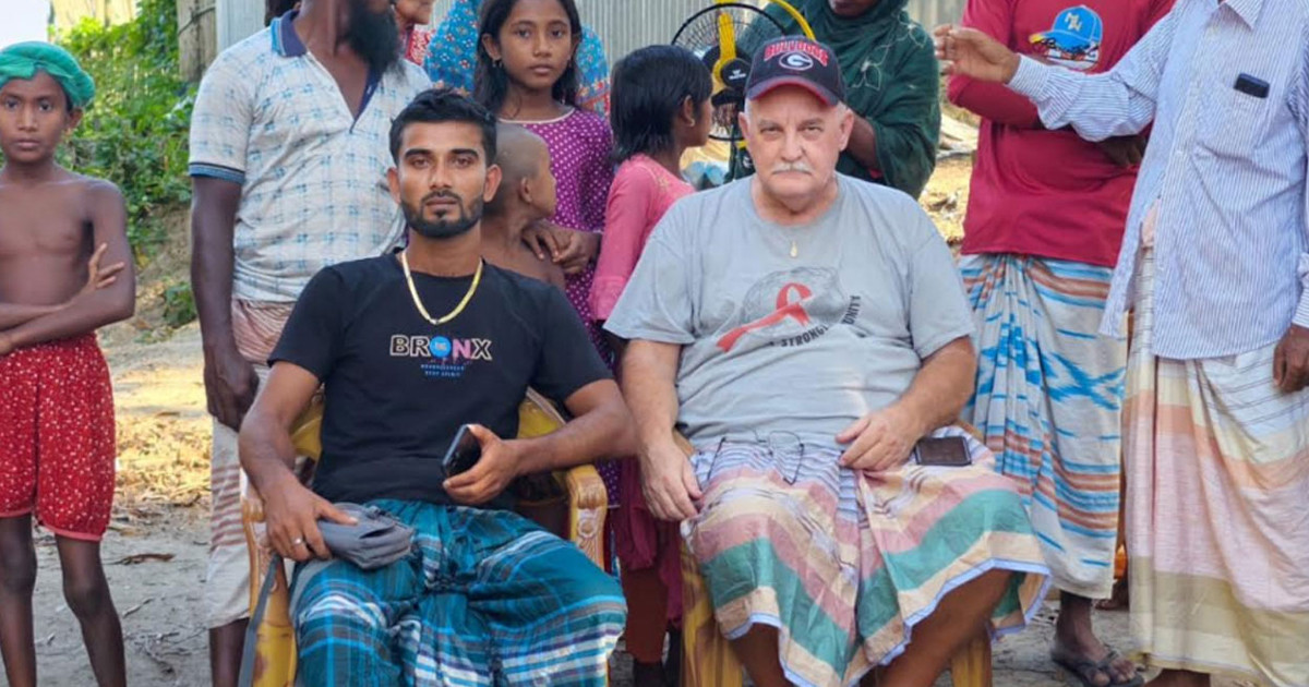 বন্ধুত্বের টানে রাজমিস্ত্রীর বাড়িতে মার্কিন ব্যবসায়ী