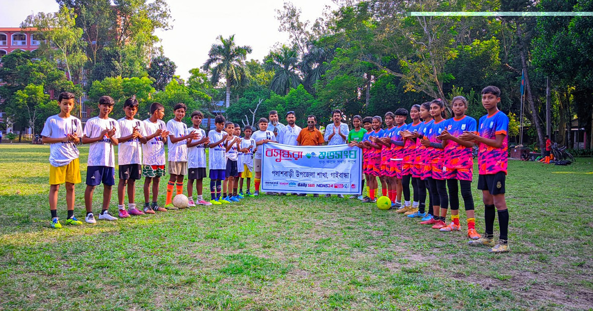 গাইবান্ধায় শুভসংঘের মাদক ও বাল্য বিবাহ বিরোধী প্রচারণা: ফুটবলে মুগ্ধ করলেন নারী ফুটবলাররা