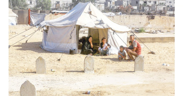আশ্রয় নেই, বাস্তুচ্যুতদের শেষ ঠিকানা এখন কবরস্থান