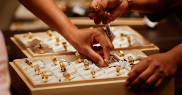 থেমে যাচ্ছে স্বর্ণের টানা উত্থান