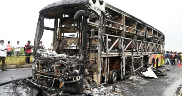 ভারতে মোটরসাইকেলের সঙ্গে সংঘর্ষের পর বাসে আগুন, নিহত অন্তত ২০