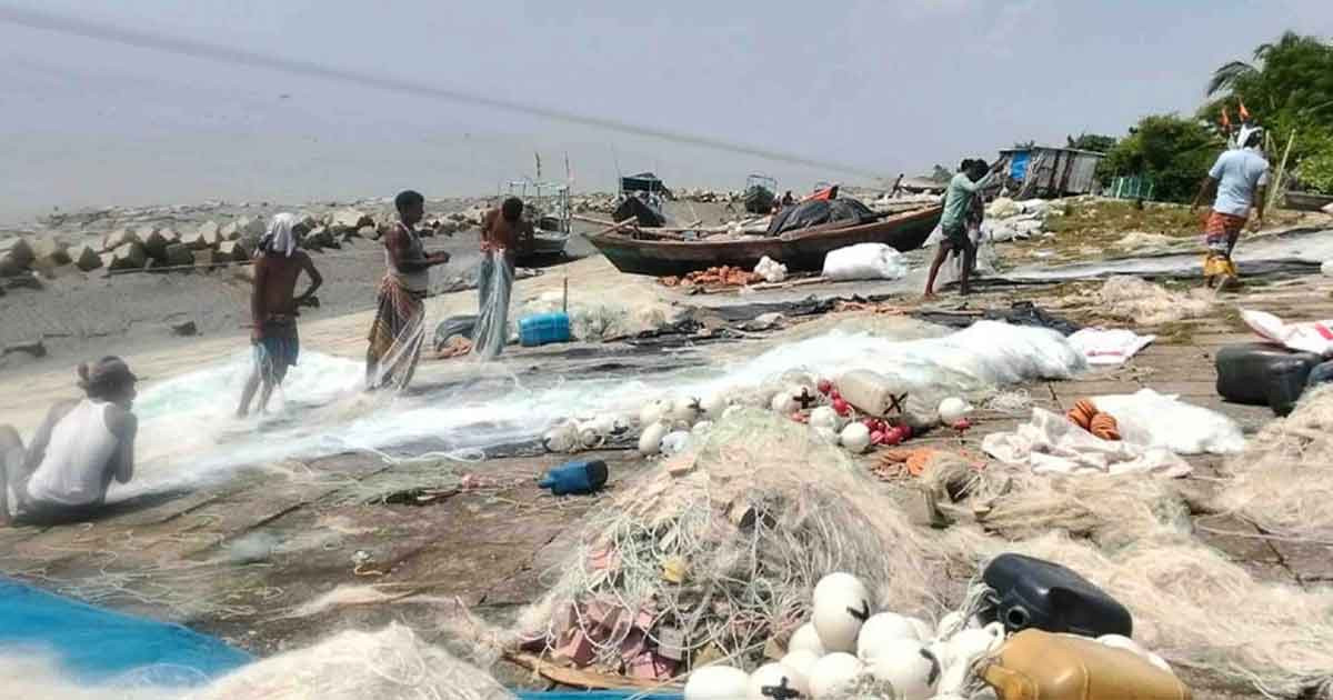 নিষেধাজ্ঞা শেষ হচ্ছে মধ্যরাতে, ইলিশ শিকারে নামতে প্রস্তুত জেলেরা