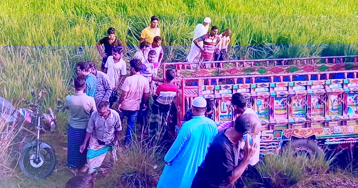 নওগাঁয় ভটভটি-মোটরসাইকেল নিয়ন্ত্রণ হারিয়ে খাদে, নিহত ২