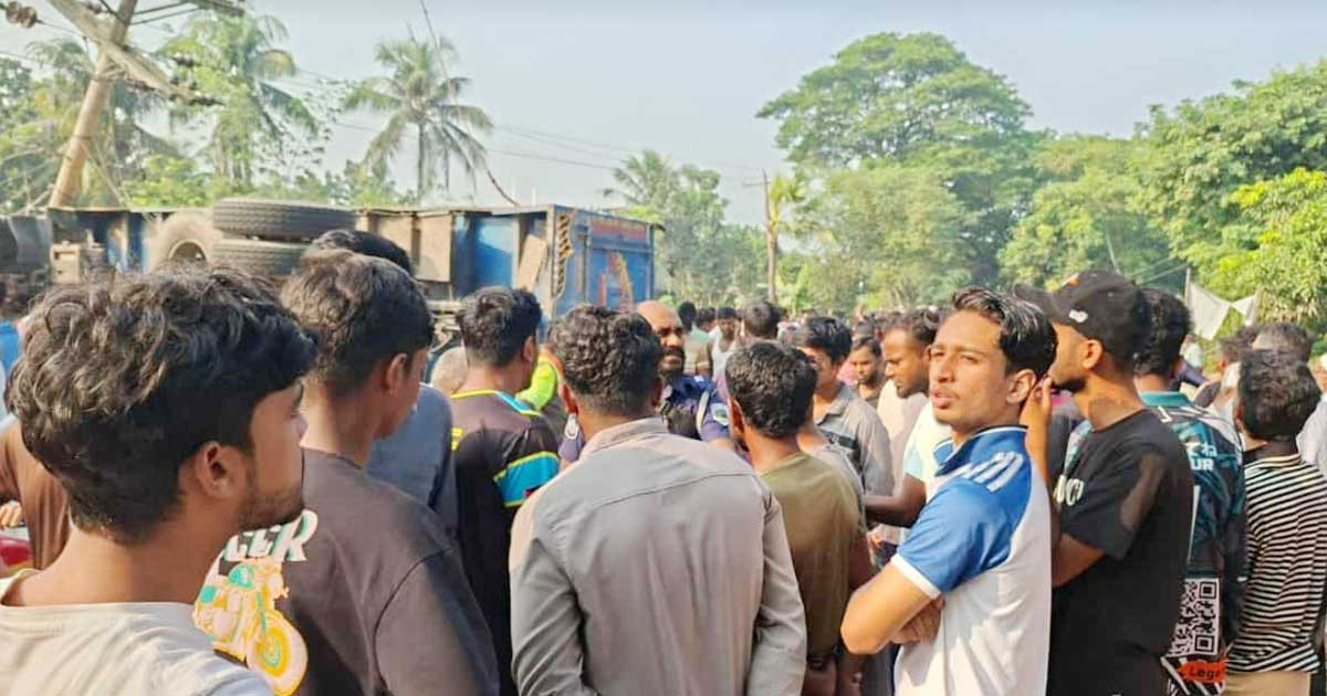 সাতসকালে সড়কে দুই শিক্ষার্থী ও ভ্যানচালকের মৃত্যু