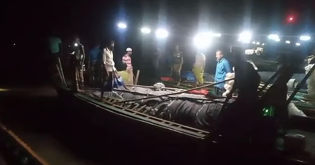 মেঘনায় বাল্কহেড-নৌকা সংঘর্ষ, এক জেলে নিখোঁজ