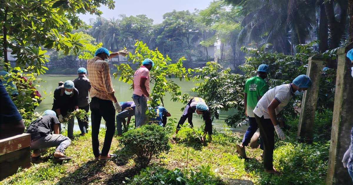 ঢাকা কলেজের পুকুরে বসুন্ধরা শুভসংঘের পরিচ্ছন্নতা অভিযান: ফিরে এলো নান্দনিক পরিবেশ