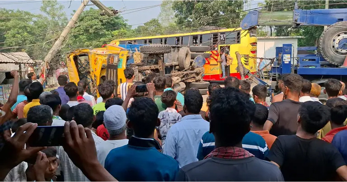 পাবনায় ট্রাক চাপায় স্কুল শিক্ষার্থীসহ নিহত ৩
