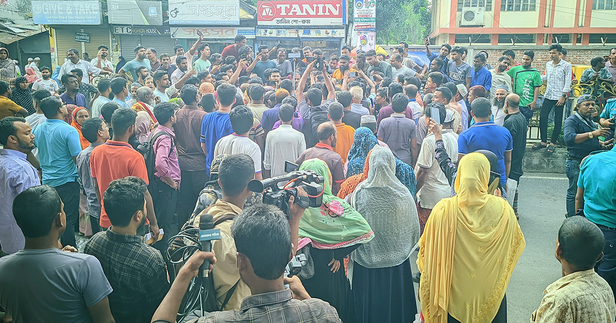 ফারইস্টের কর্মকর্তারা অবরুদ্ধ, সড়ক অবরোধ
