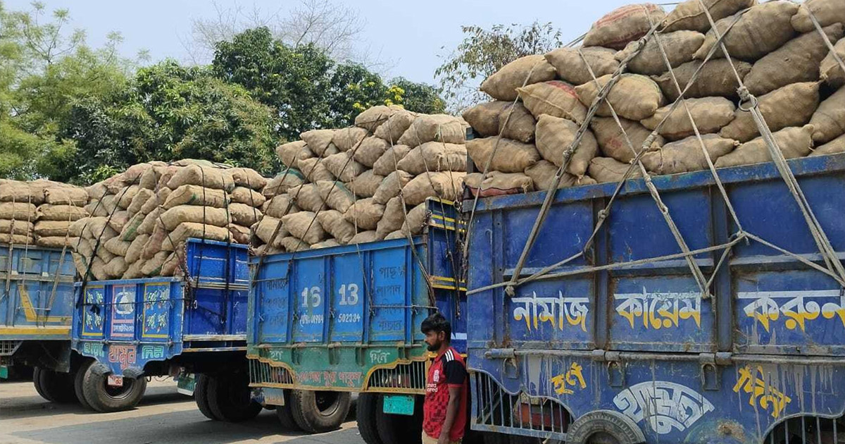 বাংলাবান্ধা দিয়ে নেপালে আরও ১ হাজার ৭১ টন আলু রপ্তানি