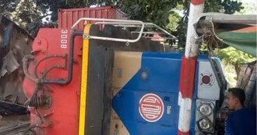 চট্টগ্রামে মালবাহী ট্রেনে ট্রাকের ধাক্কা, বগি লাইনচ্যুত