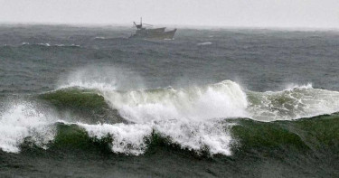 উপকূলে আঘাত হানল ঘূর্ণিঝড় ‘মোন্থা’