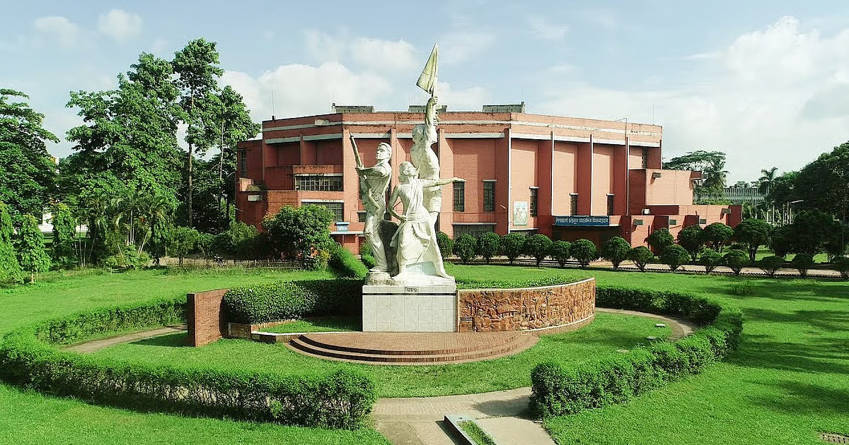 সহপাঠীদের ব্যক্তিগত ছবি তুলে সিনিয়রকে পাঠাতেন বিশ্ববিদ্যালয় ছাত্রী