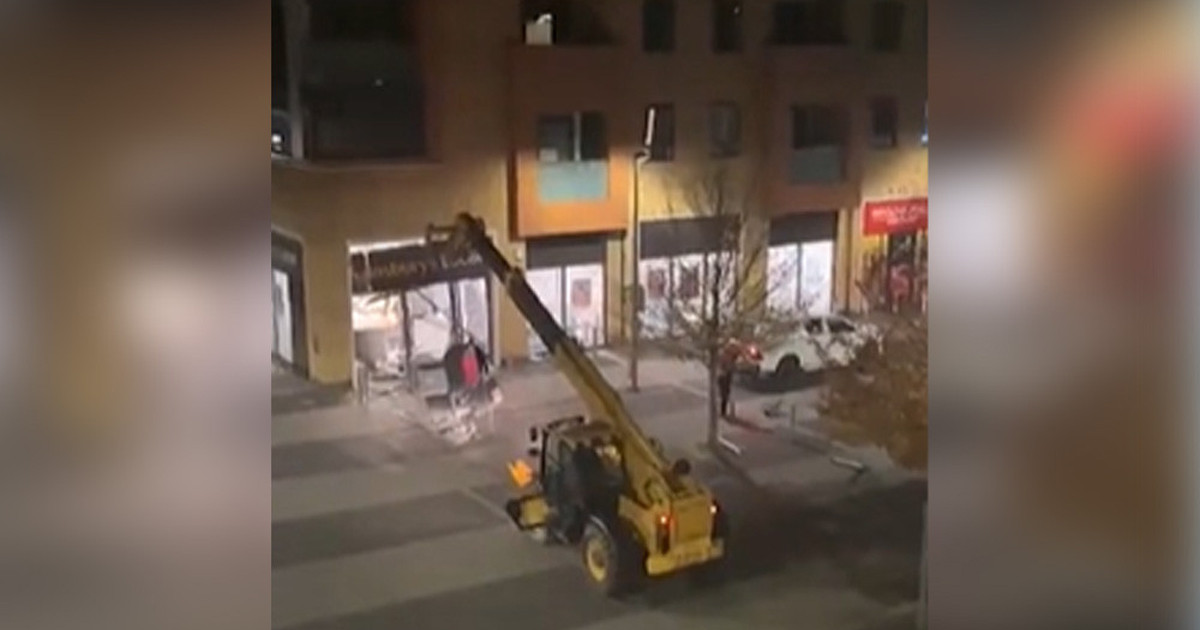 টাকা নয়, প্রকাশ্যেই এটিএম মেশিন তুলে নিয়ে গেল দুর্বৃত্তরা