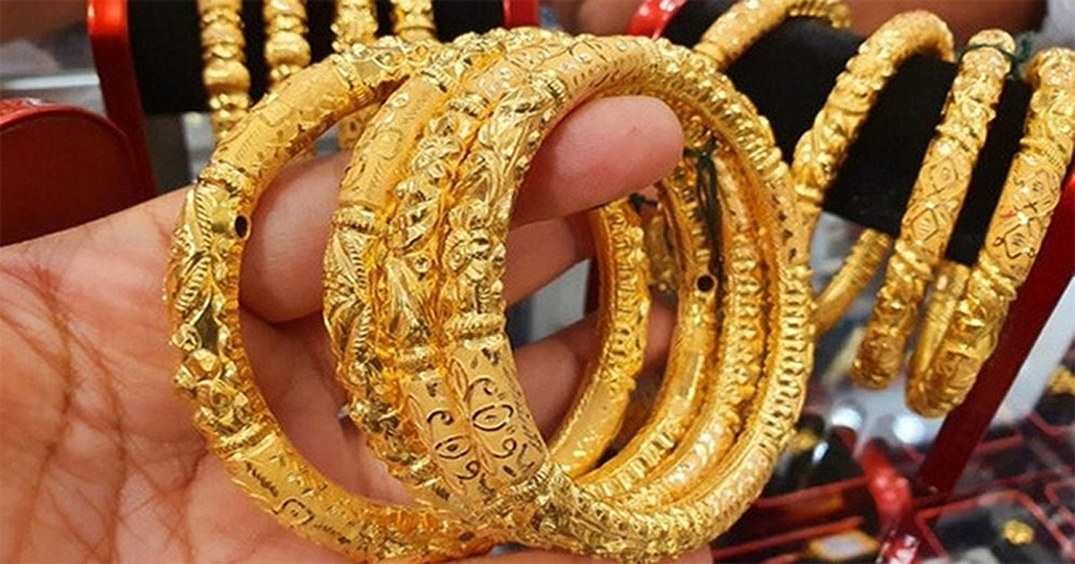 রেকর্ড পতনের একদিন পরই স্বর্ণের দামে বড় লাফ