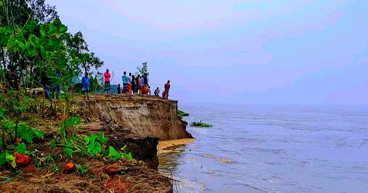 যমুনার ভাঙনে নদীগর্ভে শতাধিক ঘর, বিলীন হতে পারে মন্নিয়ার চর!