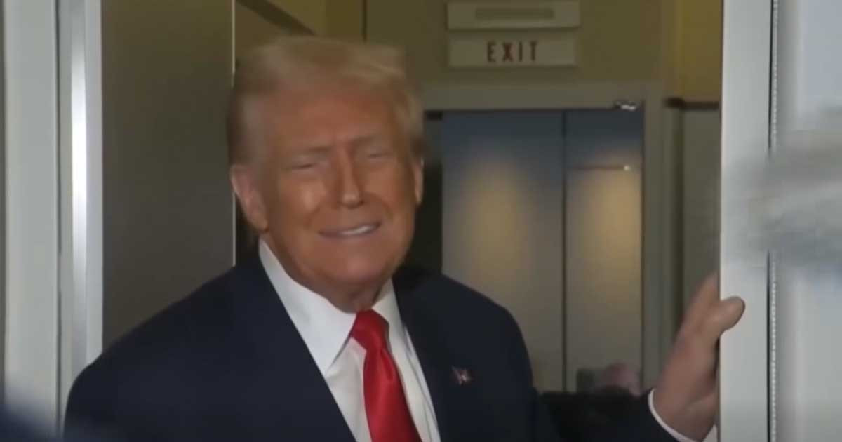 ঝড়ের কবলে ট্রাম্পের বিমান!