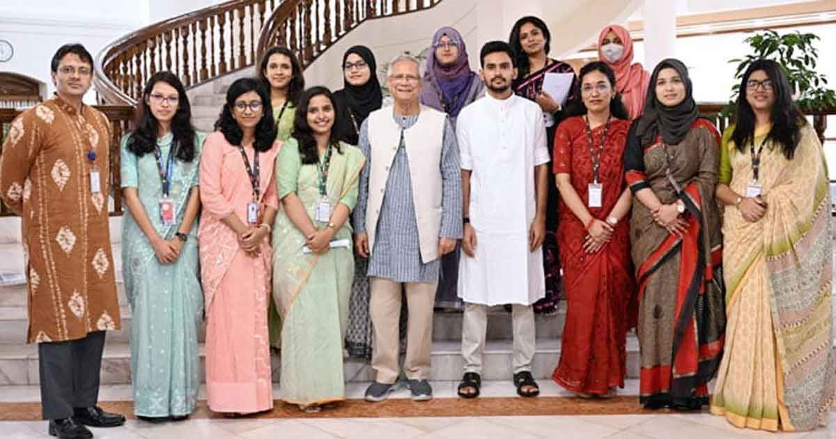 জাতীয় নীতি প্রতিযোগিতায় বিজয়ী শিক্ষার্থীদের সঙ্গে শুভেচ্ছা বিনিময় প্রধান উপদেষ্টার