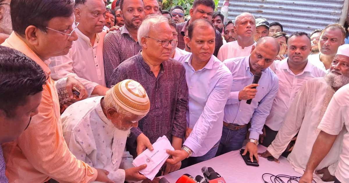 জন্মান্ধ প্রবীণ গফুর মল্লিকের পাশে দাঁড়ালেন তারেক রহমান