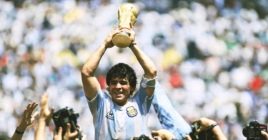 'ফুটবল জাদুকর' ম্যারাডোনার জন্মদিন আজ