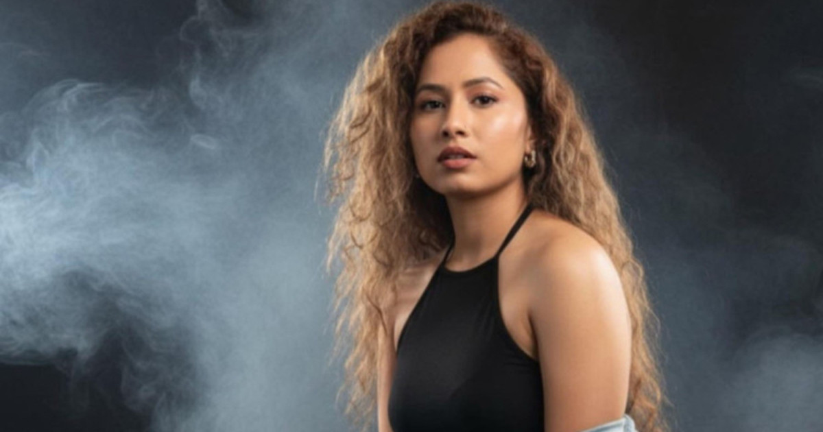 নিজ শরীরে আগুন দিলেন সঙ্গীতশিল্পী নীতু, অতঃপর...