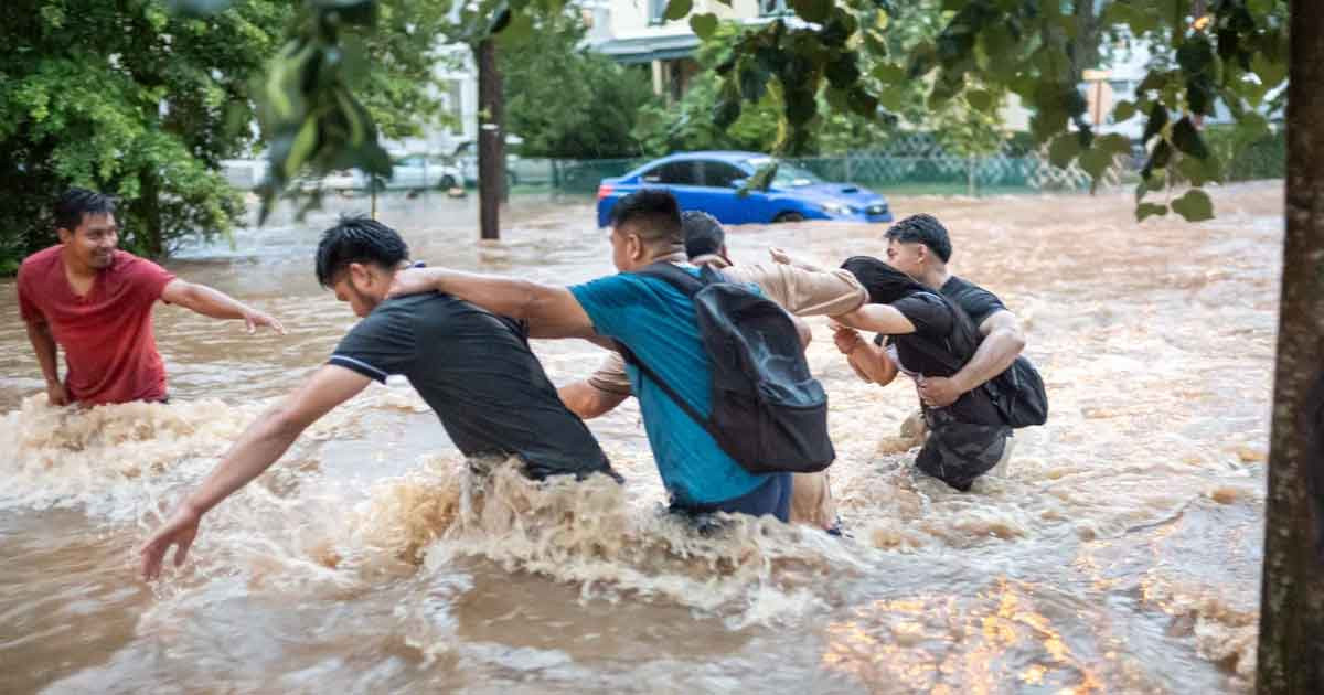 রেকর্ড বৃষ্টিতে জলের তলায় নিউইয়র্ক, ঝরল দুই প্রাণ