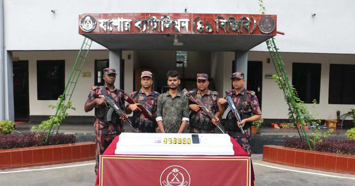 সোয়া কোটি টাকার স্বর্ণসহ পাচারকারী আটক