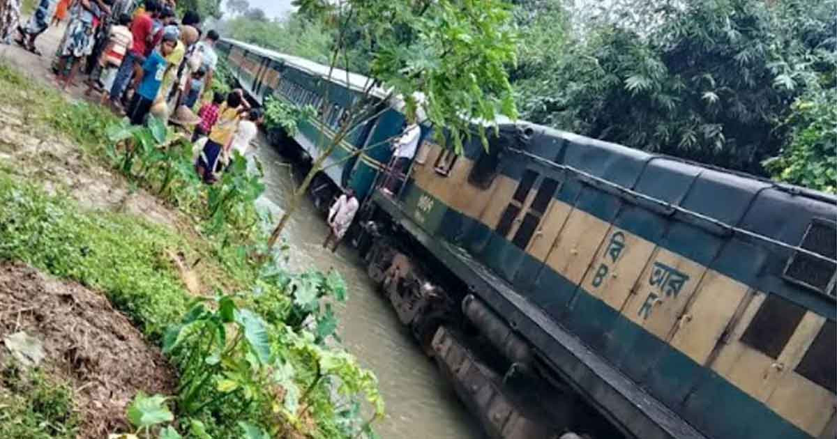 রেললাইনে হাঁটু পানি, বিলম্বে ছেড়েছে বনলতা এক্সপ্রেস