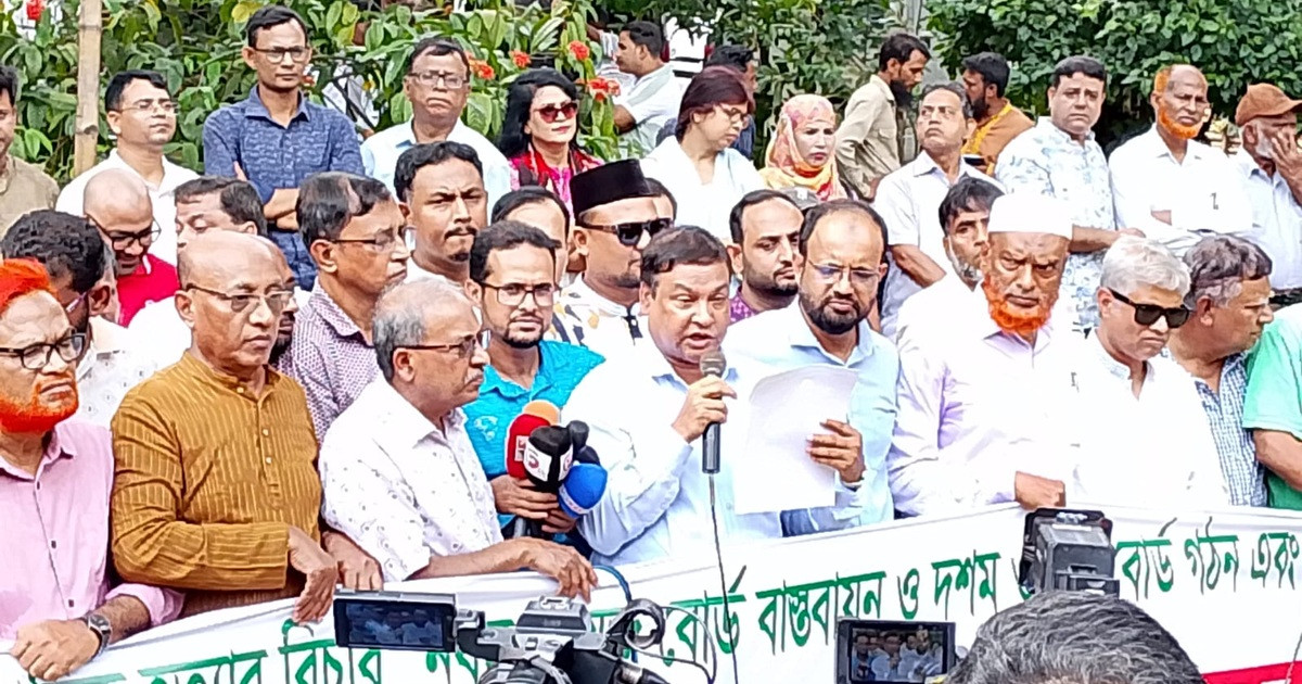 দেশব্যাপী সাংবাদিকদের বিক্ষোভ: ‘নো ওয়েজ বোর্ড নো মিডিয়া’ নীতি কার্যকরসহ ৩৯ দফা দাবি